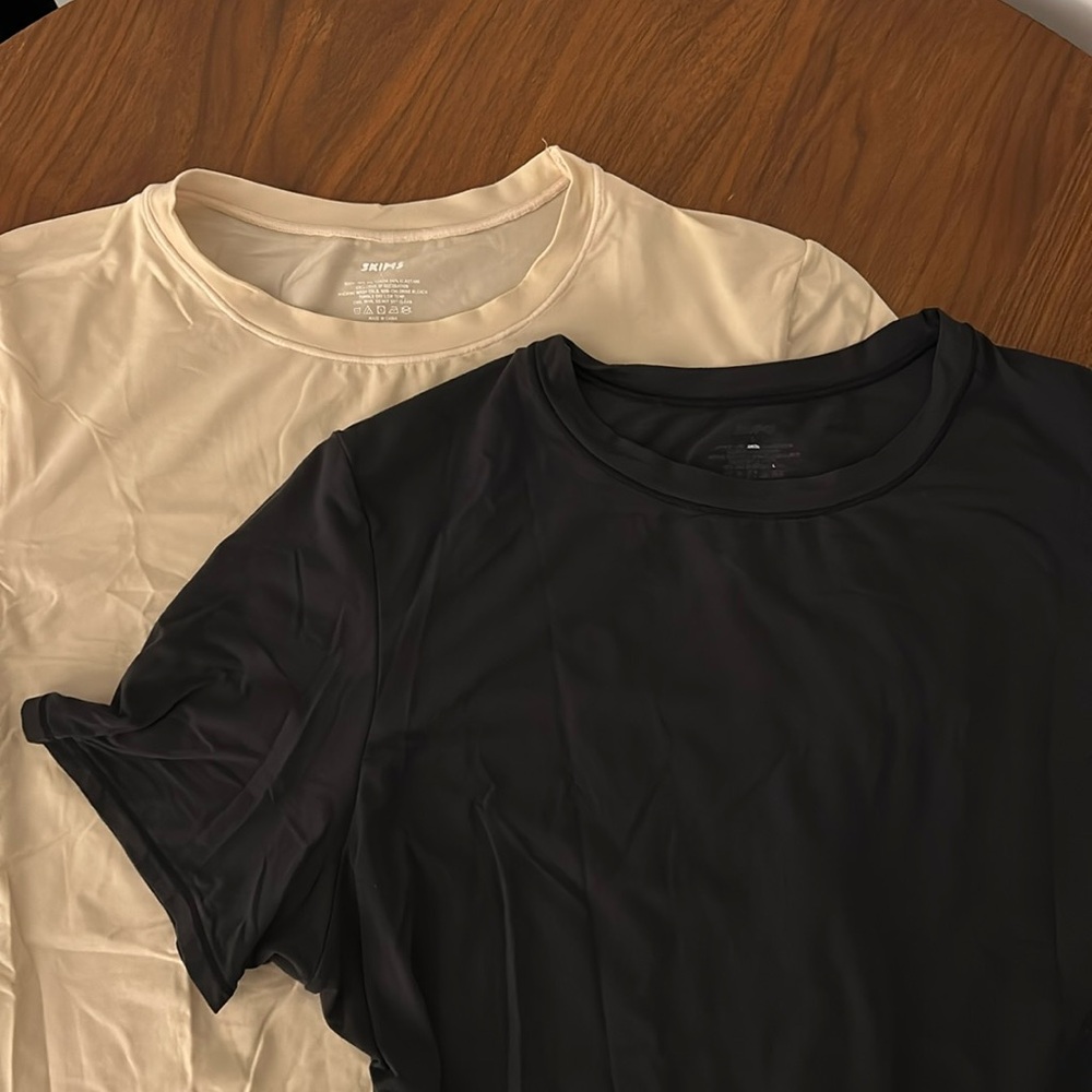 SKIMS - Lightly Worn - “Fits Everybody” T-Shirts - Size L - Black & Tan